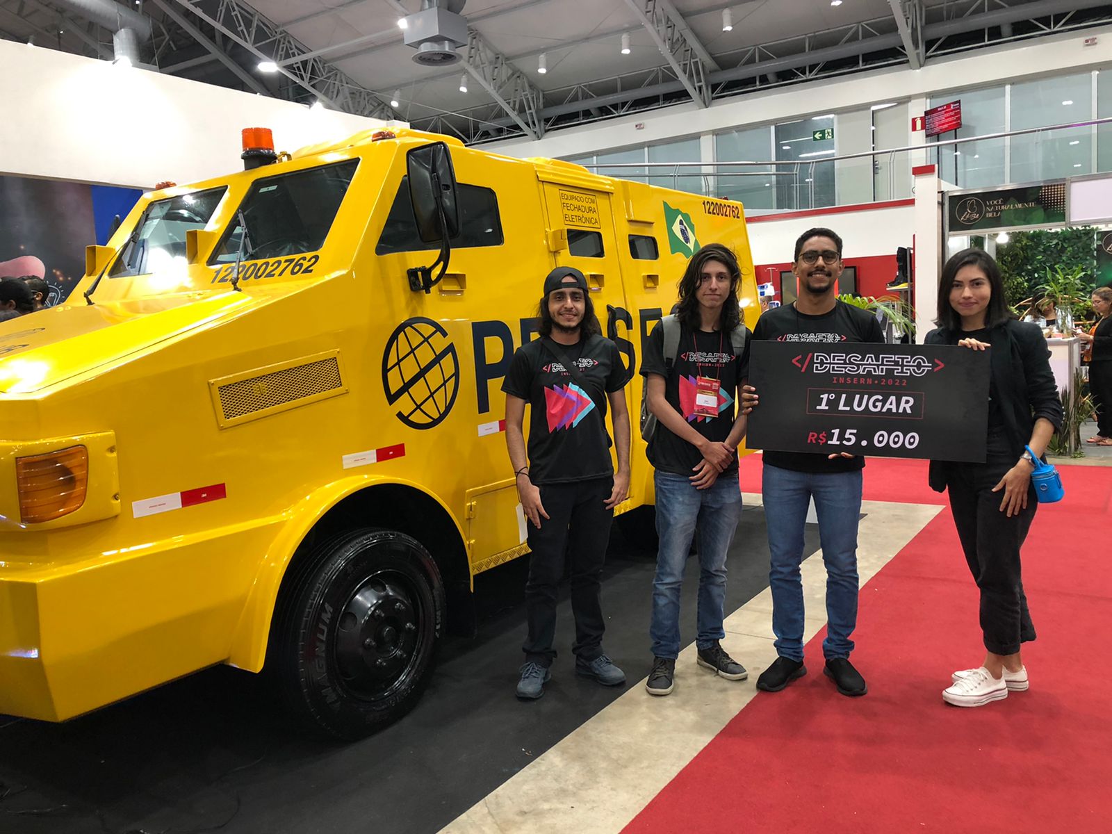 Equipe SERTECH da UNAMA: Denis, Michel, Leonardo e Nandara com o cheque gigante de R$ 15.000,00.